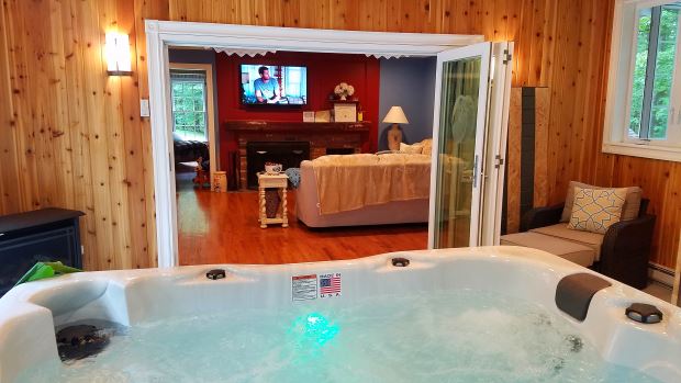 Bluethoot stereo system watch tv from the tub